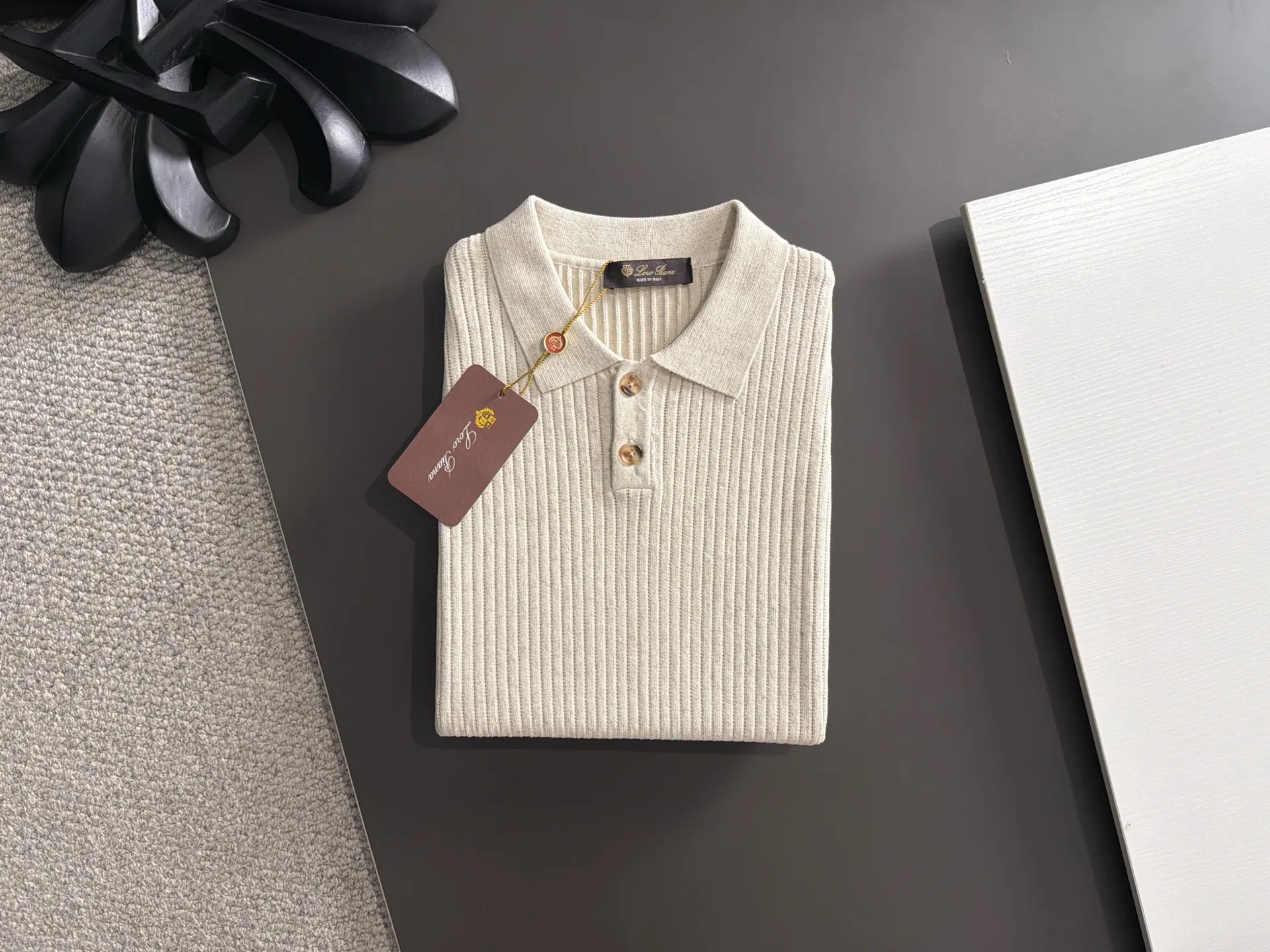 Next day shipment LP high quality Loro Piana 26ss New Arrival men's short-sleeved T-shirt Made of combed cotton yarn knitted cotton fabric, no pressure when entering and exiting the counter Exclusive control of raw materials It feels substantial when weighed, and the upper body is more textured than ordinary T-shirts. This texture can cope with the weather easily and is suitable for both hot and cold! Loose fit design, looks noble. The only correct version is available Size: M to XXXL